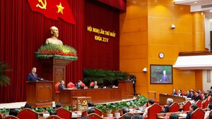 14th Party Central Committee elects 19 Politburo members