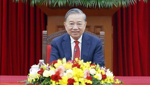 General Secretary To Lam holds phone conversation with Singaporean Prime Minister Lawrence Wong