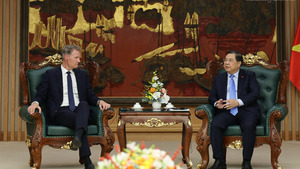 Leading container shipping company to help develop Viet Nam into regional cargo transshipment hub