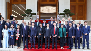 Prime Minister Le Minh Hung hosts EU Ambassadors, Chargé d'affaires in Viet Nam