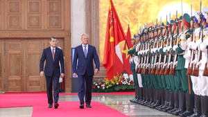 Polish Prime Minister Donald Tusk accorded official wecome ceremony in Ha Noi