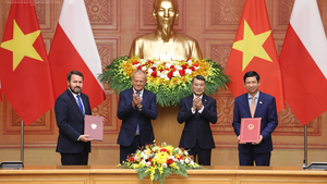Prime Minister Le Minh Hung holds summit meeting with Polish counterpart Donald Tusk
