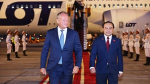 Polish Prime Minister Donald Tusk arrives in Ha Noi for summit meeting with Vietnamese counterpart
