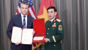 Phan Van Giang meets U.S. Secretary of War Pete Hegseth in Cebu