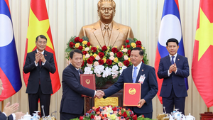 Viet Nam, Laos exchange 11 cooperation documents