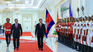Prime Minister Le Minh Hung accorded official welcome ceremony in Cambodia
