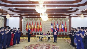 Viet Nam, Laos sign cooperation agreements in Vientiane