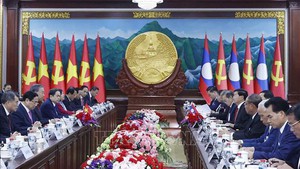 Top Vietnamese, Lao leaders hold summit meeting in Vientiane