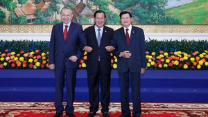 Party chiefs of Viet Nam, Laos, Cambodia meet in Phnom Penh