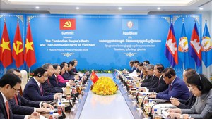 General Secretary To Lam holds summit meeting with CPP President Hun Sen in Phnom Penh