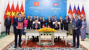 Vietnamese Party chief witnesses signing of cooperation documents in Cambodia