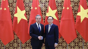 Vietnamese, Chinese foreign ministers hold strategic discussion in Ha Noi