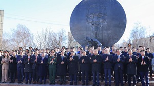 Prime Minister pays floral tribute to President Ho Chi Minh in Russia