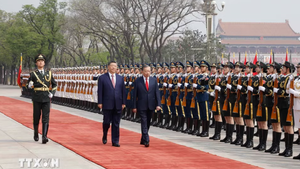 Top Party and State leaders of Viet Nam and China hold talks in Beijing