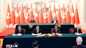 Viet Nam, China sign 32 cooperation documents
