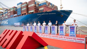 Hateco terminal welcomes mega-vessel cosco shipping aquarius - historic milestone for Hai Phong Port