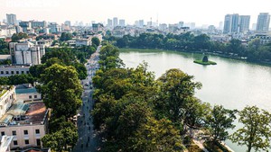 Ha Noi mulls over ban of gasoline-powered motorbikes in certain streets