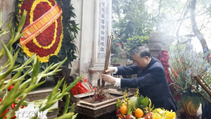 Top leader offers incense in commemoration of Hung Kings in Phu Tho