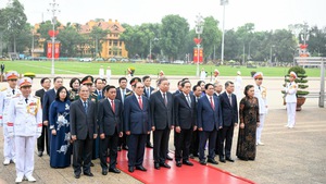 Leaders pay tribute to President Ho Chi Minh ahead of National Reunification Day