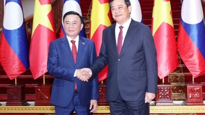 Politburo member Tran Cam Tu meets Lao Prime Minister in Vientiane