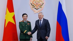 Phan Van Giang meets Sergei Shoigu in Moscow