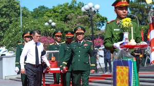 Prime Minister attends burial ceremony for martyrs in Quang Tri
