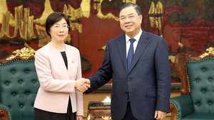 Standing Deputy Prime Minister Pham Gia Tuc hosts AIIB President