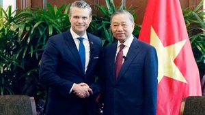 To Lam meets U.S. Secretary of War Pete Hegseth in Singapore