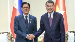 Prime Minister Le Minh Hung meets Philippine President ahead of regional Summits