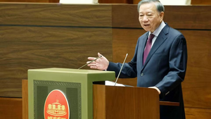 Top leader clarifies Viet Nam's policy towards neighboring countries, major powers