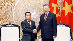 Top leader reaffirms Viet Nam's unwavering support for Laos' development