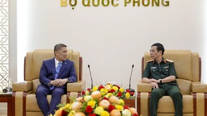 General Phan Van Giang receives U.S. Acting Secretary of the Navy Hung Cao