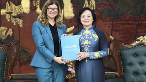 Deputy PM Pham Thi Thanh Tra receives UNICEF Representative