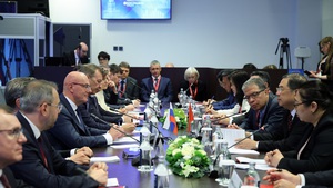 Vietnamese, Russian Deputy PMs hold talks in Saint Petersburg