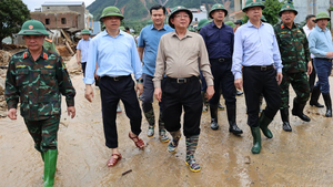 Deputy PM inspects flood-hit areas in Lai Chau province