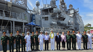 Aircraft carrier USS George Washington begins first visit to Viet Nam