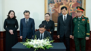 Vietnamese leaders pay respects to President of Lao National Assembly