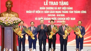 Top leader presents Ho Chi Minh Order to five former Politburo members