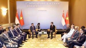 Singapore hosts official welcome ceremony for Politburo member Tran Cam Tu
