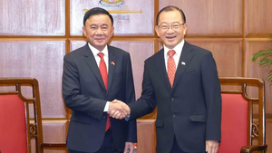 Politburo member Tran Cam Tu meets top Singaporean legislator