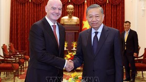 Top leader To Lam hosts FIFA President