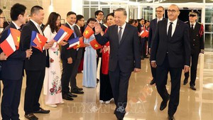 To Lam starts official visit to France