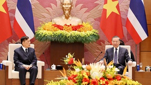 Top leader To Lam holds talks with Thai King