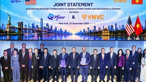 To Lam witnesses Pfizer and VNVC exchange cooperation documents to strengthen Viet Nam's preventive healthcare capacity