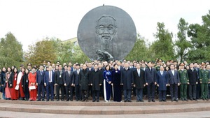 Party chief pays floral tribute to President Ho Chi Minh in Russia