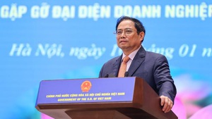 越南政府总理范明正与老挝总理潘坎•维帕万会见越老大型企业领导代表