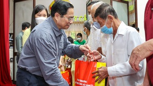 越南政府总理春节前来到芹苴市和永隆省走访慰问困难群众