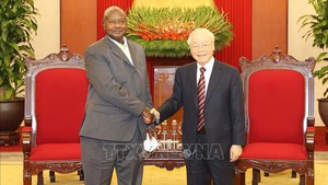 越共中央总书记阮富仲会见乌干达总统、全国抵抗运动组织主席