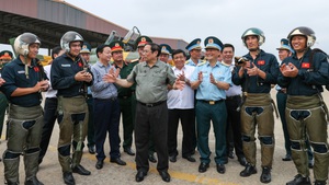 范明正总理视察成山军用机场和空军第937团