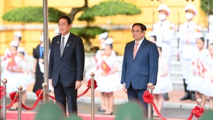 越南政府总理范明正欢迎日本首相岸田文雄来访并举行会谈